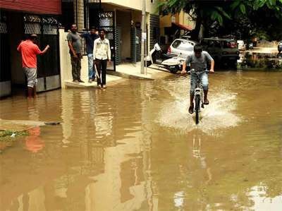 बेंगलुरु में बारिश का कहर, कई इलाकों में पानी भरा, आम जनजीवन व्यस्त