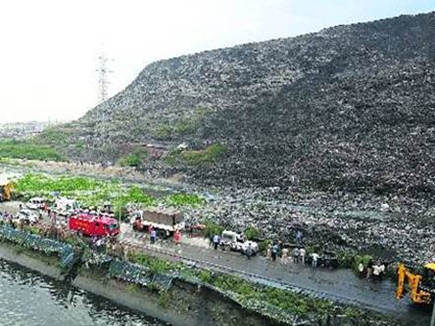 गाजीपुरः गैस से हुए धमाके के चलते गिरा कचरे का ढेर