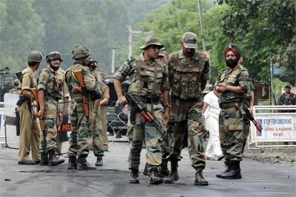 जम्मू-कश्मीर के कुलगाम में CRPF और अार्मी कैंप के पास अातंकी हमला