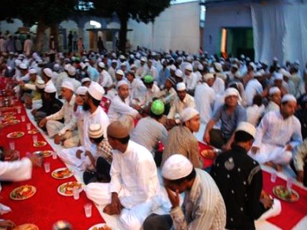 अयोध्याः RSS की इफ्तार पार्टी में मुस्लिमों ने गाय के दूध से खोला रोजा
