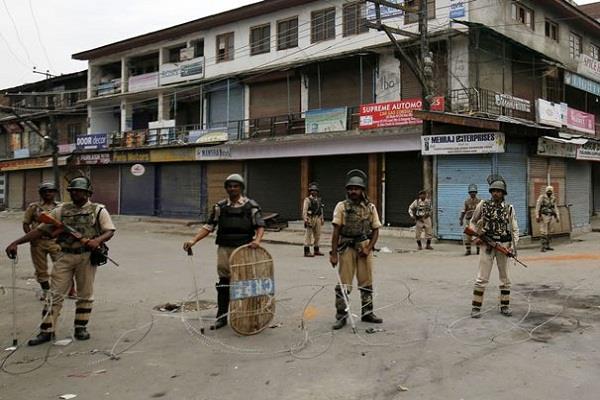 डीएसपी की हत्या के बाद श्रीनगर में कर्फ्यू जैसे हालात