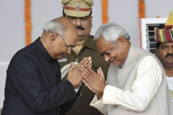 ‘नीतीश कुमार दो नावों की सवारी में संतुलन बनाने की कर रहे कोशिश’