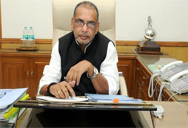 कृषि मंत्री राधामोहन सिंह की कार पर कांग्रेस कार्यकर्ताओं ने फेंके अंडे