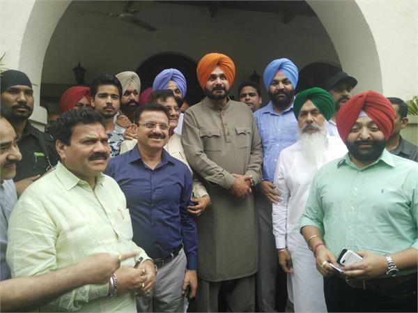 नवजोत सिद्धू ने दिया बादलों को झटका