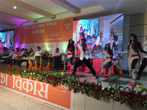 भाजपा के प्रोग्राम में लड़कियों ने लगाए ठुमके