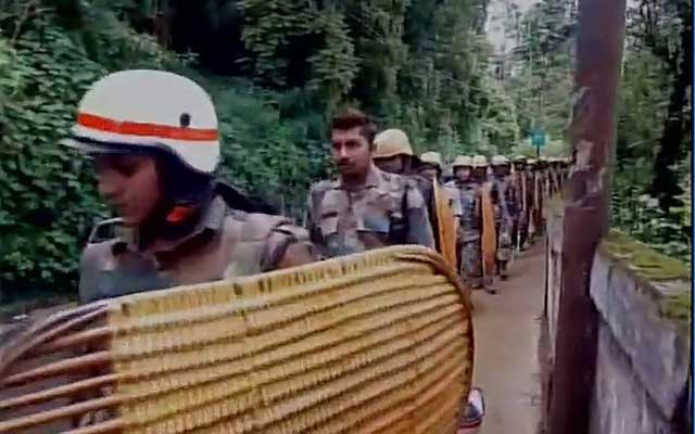 दार्जिलिंग में बढ़ा तनाव, बंद में कई टूरिस्ट फंसे