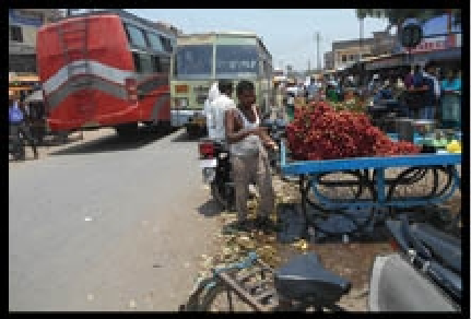 फुटपाथ पर दुकानें, सड़क बनी अवैध  