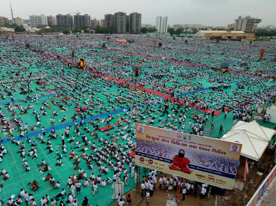 एक जगह पर 3 लाख लोगों ने योग करके बनाया विश्व रेकॉर्ड