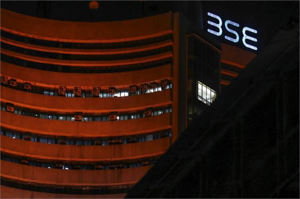 शेयर बाजारः सैंसेक्स 32450 के पार, RIL टॉप गेनर