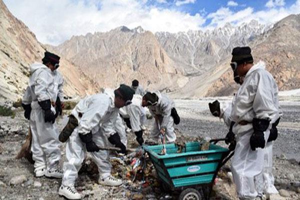 विश्व के सबसे ऊंचे युद्धक्षेत्र में सेना का सफाई अभियान