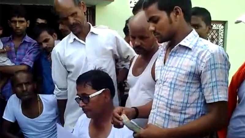 यूपी: कर्जमाफी के नाम पर चल रही घूसखोरी