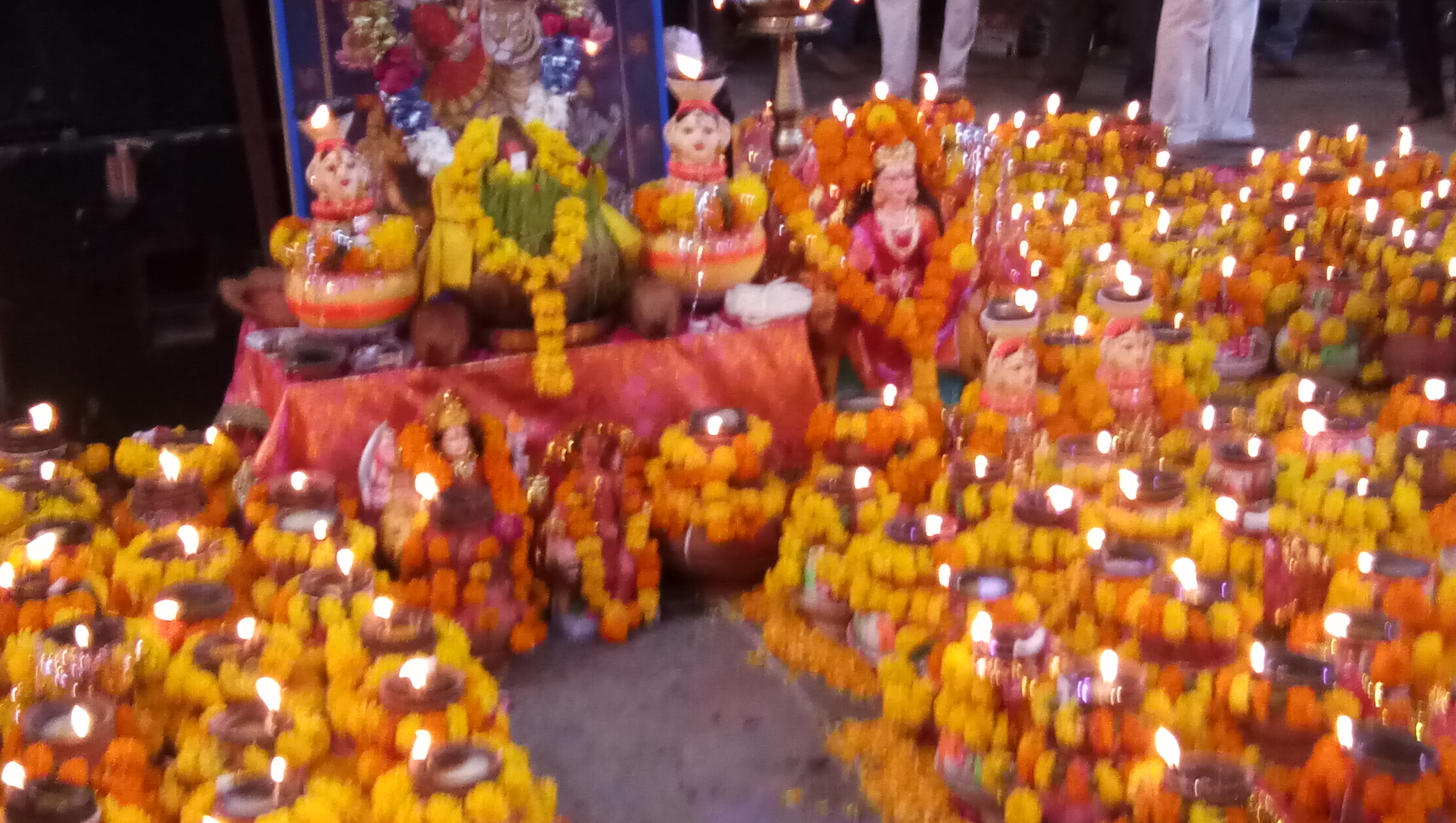 गरबा नृत्य भी और देवता मानकर आराध्य भी