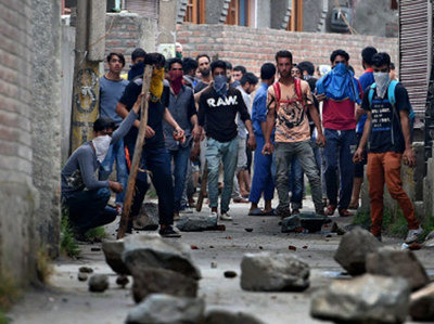 घाटी में ईद की नमाज के बाद नागरिकों और सुरक्षाबलों में झड़पें