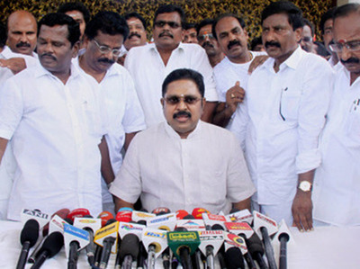 तमिलनाडु: विधानसभा में फ्लोर टेस्ट पर HC की रोक बरकरार