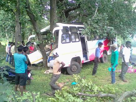 उमरिया में तेज रफ्तार बस पेड़ से टकराई, कई यात्री हुए घायल