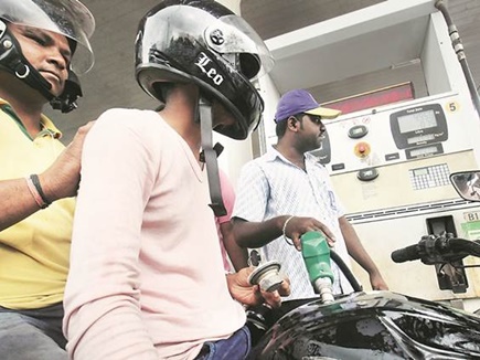 खुला छोड़ा पेट्रोल को, तो 62 में से 52 दिन बढ़ा दिए दाम