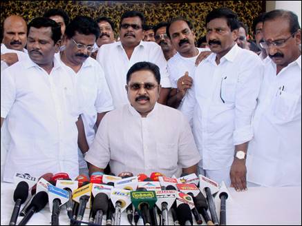 18 AIADMK विधायक अयोग्य घोषित