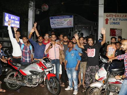 इंदौर वन-डे के टिकट लेने के लिए रात से लगी लाइन