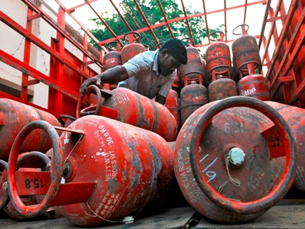 सब्सिडी वाला LPG सिलेंडर 8 रुपए तो गैर सब्सिडी वाला 73 रुपए महंगा