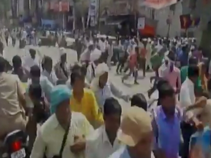 शिक्षक दिवस पर यूपी में शिक्षाप्रेरकों को मिली लाठी