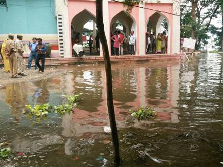 बड़वानी में नर्मदा का पानी दत्त मंदिर तक पहुंचा, डूब गया राजघाट पु‍ल