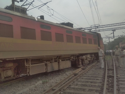 दिल्ली में पटरी से उतरी रांची राजधानी एक्सप्रेस