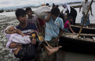 हिंसा से बचने के लिए बर्मा से बांग्लादेश भाग रहे रोहिंग्या