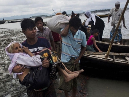 हिंसा से बचने के लिए बर्मा से बांग्लादेश भाग रहे रोहिंग्या