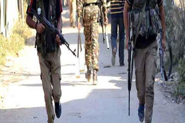 पुलिसकर्मी की राइफल छीन भाग गए आतंकी