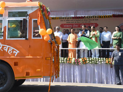 यूपी के सीएम योगी ने चलाई भगवा रंग की बसें