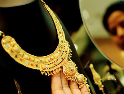 त्योहारी सीजन में गोल्ड हुआ बोल्ड, बिक्री आधी