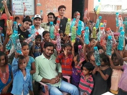 बेसहारा बच्चों के चेहरों पर मुस्कान ला रहे हैं ये दोस्त
