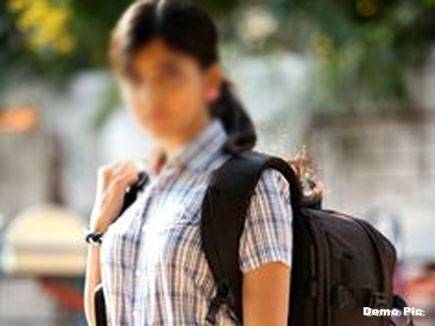 स्कूल के टॉयलेट में बदमाश ने छात्रा को मारा चाकू