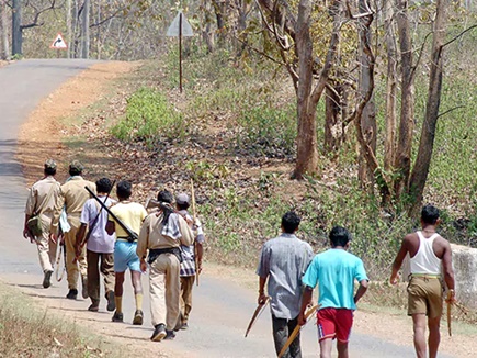 नक्सल स्कूलों में हिंसा का पाठ