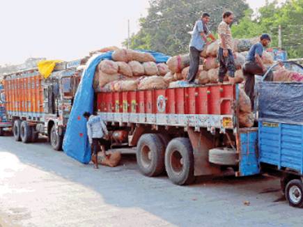 थम गए ट्रकों के पहिए, 200 करोड़ का कारोबार प्रभावित