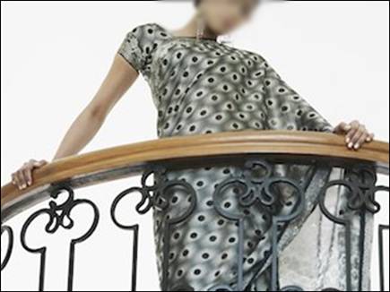 घर के बाहर पुलिस देख दूसरी मंजिल से गिरी महिला, मौत