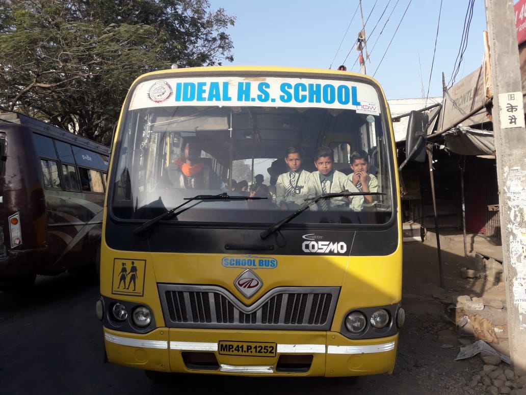 बच्चो की जान के साथ भारी लापरवाही...केवल ड्राइवर के भरोसे चल रही डबल चौकी आइडियल हायर सेकेंडरी स्कूल की बस