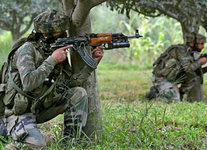 शोपियां में आतंकियों और सुरक्षाबलों के बीच मुठभेड़ जारी