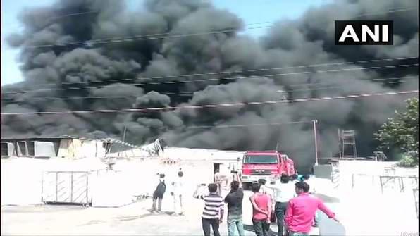 नोएडा की थर्माकोल फैक्ट्री में लगी भीषण आग, दमकल की कई गाड़ियां मौके पर