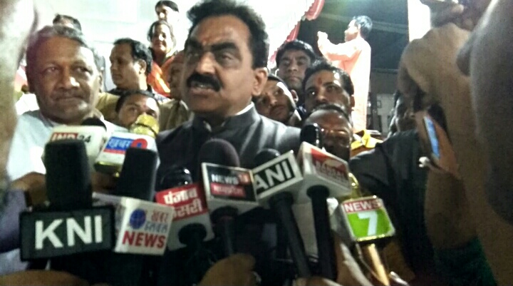 राहुल गांधी से देश हुआ शर्मसार...देश मे एक मात्र अवसरवादी पार्टी है कांग्रेस..  देवास के सोनकच्छ में मीडिया से बोले भाजपा प्रदेश अध्यक्ष राकेश सिंह